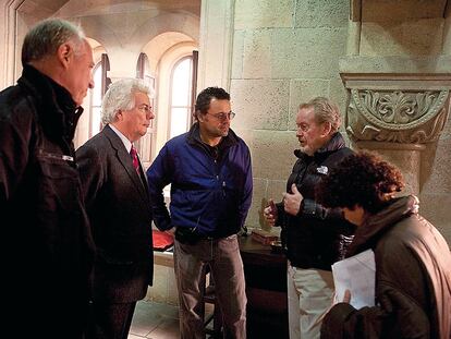 El escritor Ken Follet junto al director, Sergio Mimica-Gezzan, Ridley Scott y los productores Rola Bauer (Tandem) y David Zucker (Scott Free) en su visita al rodaje de <i>Los pilares de la Tierra</i> donde hizo un cameo