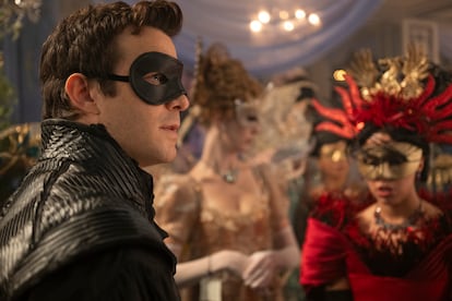 Luke Thompson, en una imagen del primer episodio de la cuarta temporada de 'Los Bridgerton'.