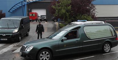 Un coche fúnebre a las puertas del Palacio de Hielo, el centro comercial con pista de patinaje situado en Madrid, que ha sido habilitado como morgue para albergar los restos de personas fallecidas