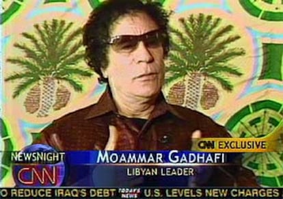 El líder líbio, Muammar el Gaddafi, durante la entrevista emitida por la cadena de televisión CNN.
