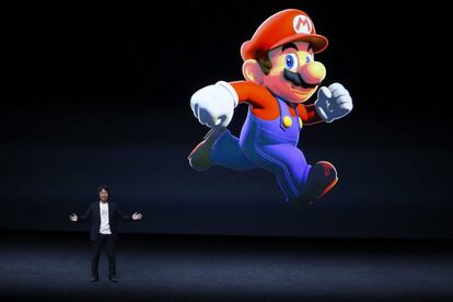 El creador japonés de videojuegos Shigeru Miyamoto con Super Mario con motivo de la presentación de Super Mario Run en la Apple Store.