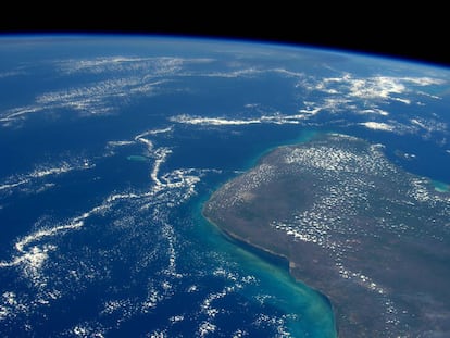 Zona en la que cay&oacute; el meteorito de Chixculub, en la pen&iacute;nsula de Yucat&aacute;n, vista desde el espacio.