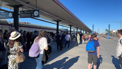 Varios pasajeros en la estación de Toledo en un día con retraso de trenes