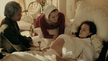 Elisabeth Moss y Madeline Brewer en una escena de 'El cuento de la criada'.