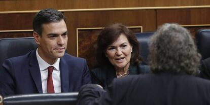 Pedro Sánchez i Carmen Calvo conversen amb Joan Tardà al Congrés.