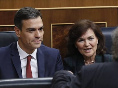 Pedro Sánchez i Carmen Calvo conversen amb Joan Tardà al Congrés.