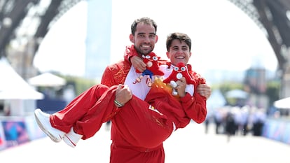 Los españoles María Pérez y Álvaro Martín, celebran juntos sus respectivas medallas de plata y bronce en 20km marcha.
