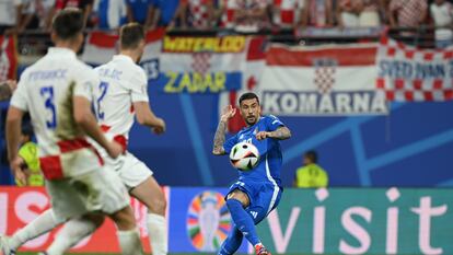 Mattia Zaccagni marca el gol del empate de Italia ante Croacia que le da el pase a octavos a su selección.