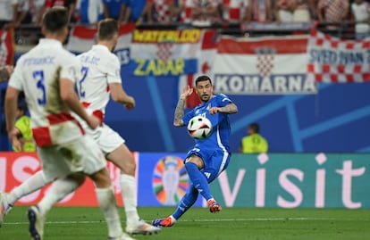 Mattia Zaccagni marca el gol del empate de Italia ante Croacia que le da el pase a octavos a su selección.