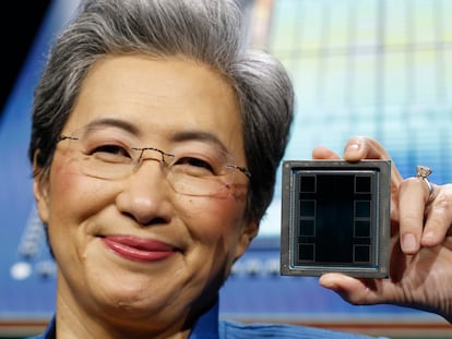 Lisa Su, CEO de Advanced Micro Devices, enseña un acelerador para inteligencia artificial en San José, en diciembre de 2023.