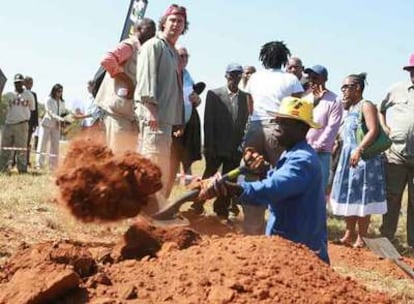 Tareas para la exhumación del cuerpo de Looksmart Ngudle, en el cementerio de Mamelodi.