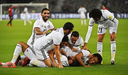 Los jugadores del Al-Jazira celebran el gol.