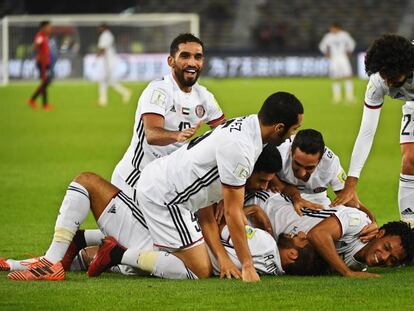 Los jugadores del Al-Jazira celebran el gol.