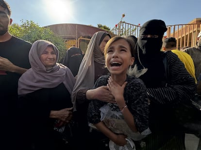 Los familiares de víctimas de ataques israelíes velan sus cadáveres, este viernes en el hospital Nasser de Gaza.