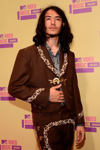 El actor Ezra Miller con un traje de inspiración rodeo.