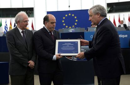 El presidente del Parlamento Europeo, Antonio Tajani (der.), entrega el premio Sájarov al presidente de la Asamblea Nacional Venezolana, Julio Borges (c), y al exalcalde de la ciudad de Caracas Antonio Ledezma (izq.) en Estrasburgo este miércoles.