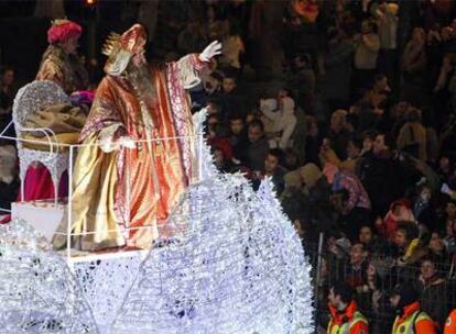 El Rey Gaspar sobre su majestuosa carroza, durante la cabalgata celebrada ayer en Madrid.