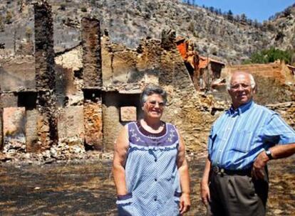 Encarna Pastor y Manuel Villarroya, el miércoles junto a una casa arrasada por el fuego en la pedanía de La Cañadilla 
de Aliaga.