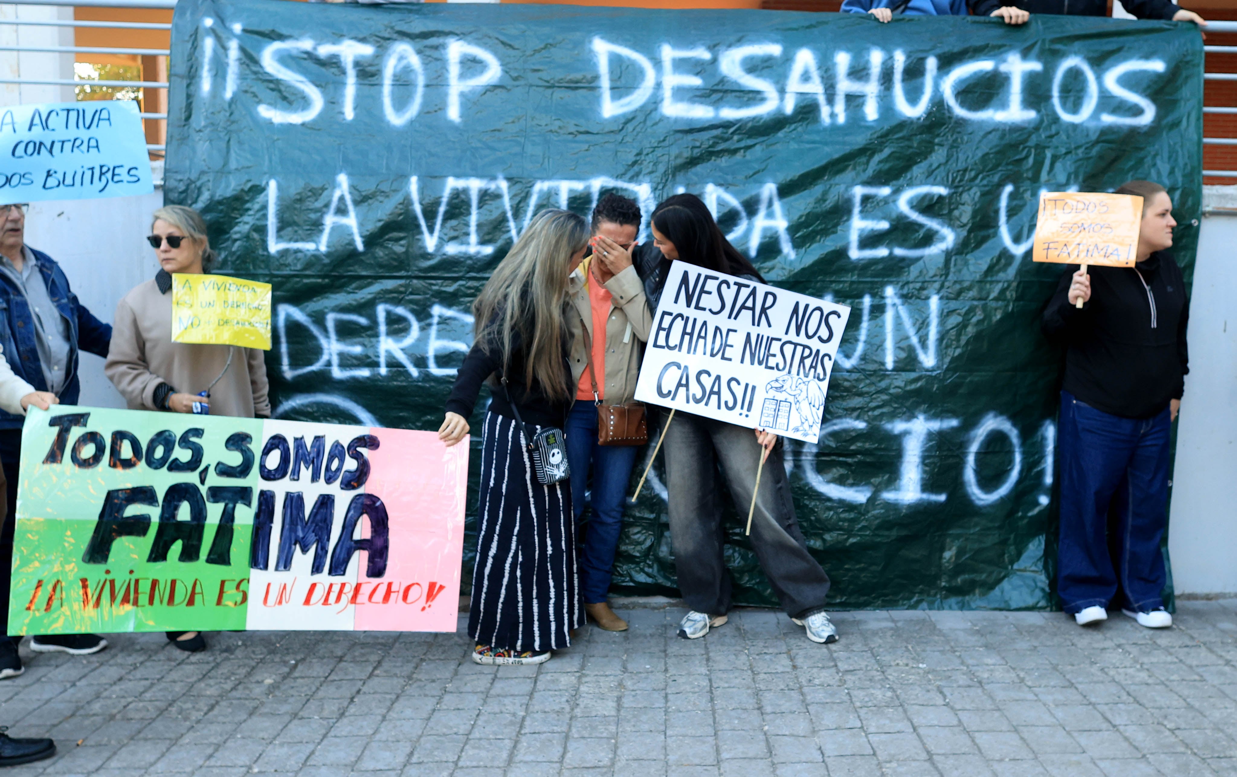 Fátima (centro) recibe el apoyo de sus vecinos.