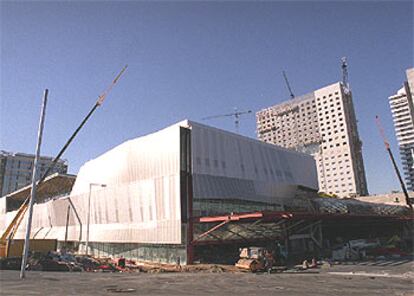 Aspecto de la fachada sur del edificio del Centro de Convenciones Internacional de Barcelona, de Josep Lluís Mateo.