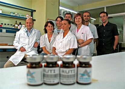El equipo de investigadores del hospital Germans Trias i Pujol, de Badalona, con muestras de la vacuna.