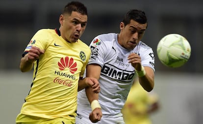 Pablo Aguilar y Rogelio Funes, en el partido de ida de la semifinal.