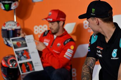 Quartararo, en primer plano, observa a Dovizioso en la conferencia de prensa previa al GP de Europa, en Valencia.