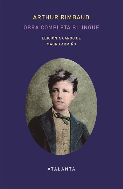 Siglo y medio después de su fallecimiento en Marsella a causa de una gangrena, seguimos creyendo que Arthur Rimbaud existió. Una hipnosis que dura demasiado tiempo y que ha convertido a ese leproso de las letras y a ese “maestro en fantasmagorías” en una referencia ineludible de la literatura universal. No hay poeta que no se mida con el patrón-oro que fijaron sus versos y con el patrón-vértigo que fijaron sus días. Una obra y una biografía alucinadas que todavía conspiran contra los que, sintiéndose obligados a sentar a la Belleza en sus rodillas, no se atreven a estrangularla por miedo a cualquiera de los infiernos a los que conduce “el desarreglo de todos los sentidos” o, de atreverse, enseguida le piden perdón y acaban lloriqueando en sus brazos maternales. Porque al lado de Rimbaud todos seguimos siendo atildados parnasianos de corazón sensible que, en mayor o menor grado, confiamos en las apariencias del mundo y en sus inercias epistemológicas y hermenéuticas. Incluso nuestros malditos oficiales (un Allen Ginsberg, un Leopoldo María Panero, una Alda Merini) o semisecretos (un Fernando Merlo, un Néstor Per­longher) parecen, comparados con él, antes niños traviesos escondidos en el fondo de un armario (o de un archivador universitario) que niños terribles dispuestos a invocar la nada cometiendo crímenes, salvajismos, repugnancias y crueldades. Es posible, pensándolo bien, que, por encima de los mencionados arriba, haya habido algo de goliardo y de Villon en Rimbaud y algo genuino y esencial de Rimbaud en Paul Celan, que también se peleó sin cuartel con el lenguaje y con la vida y que hizo del Sena su Harar, pero poco más.