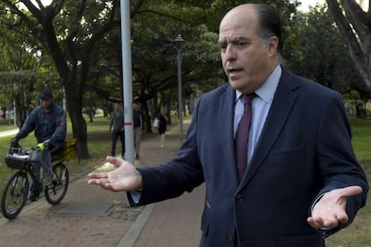 O opositor Julio Borges fala com AFp em Bogotá, na quarta-feira