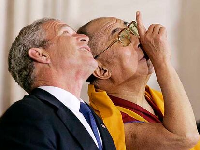 George W. Bush junto al Dalai Lama