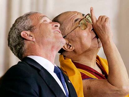 George W. Bush junto al Dalai Lama