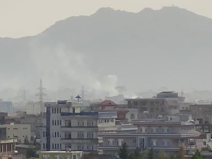 Columna de humo que se ha visto tras la explosión ocurrida en las proximidades del aeropuerto de Kabul.