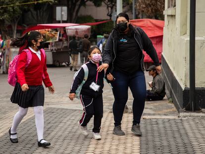 Padres de familia acompañan a sus hijos durante el regreso a clases presenciales en Ciudad de México