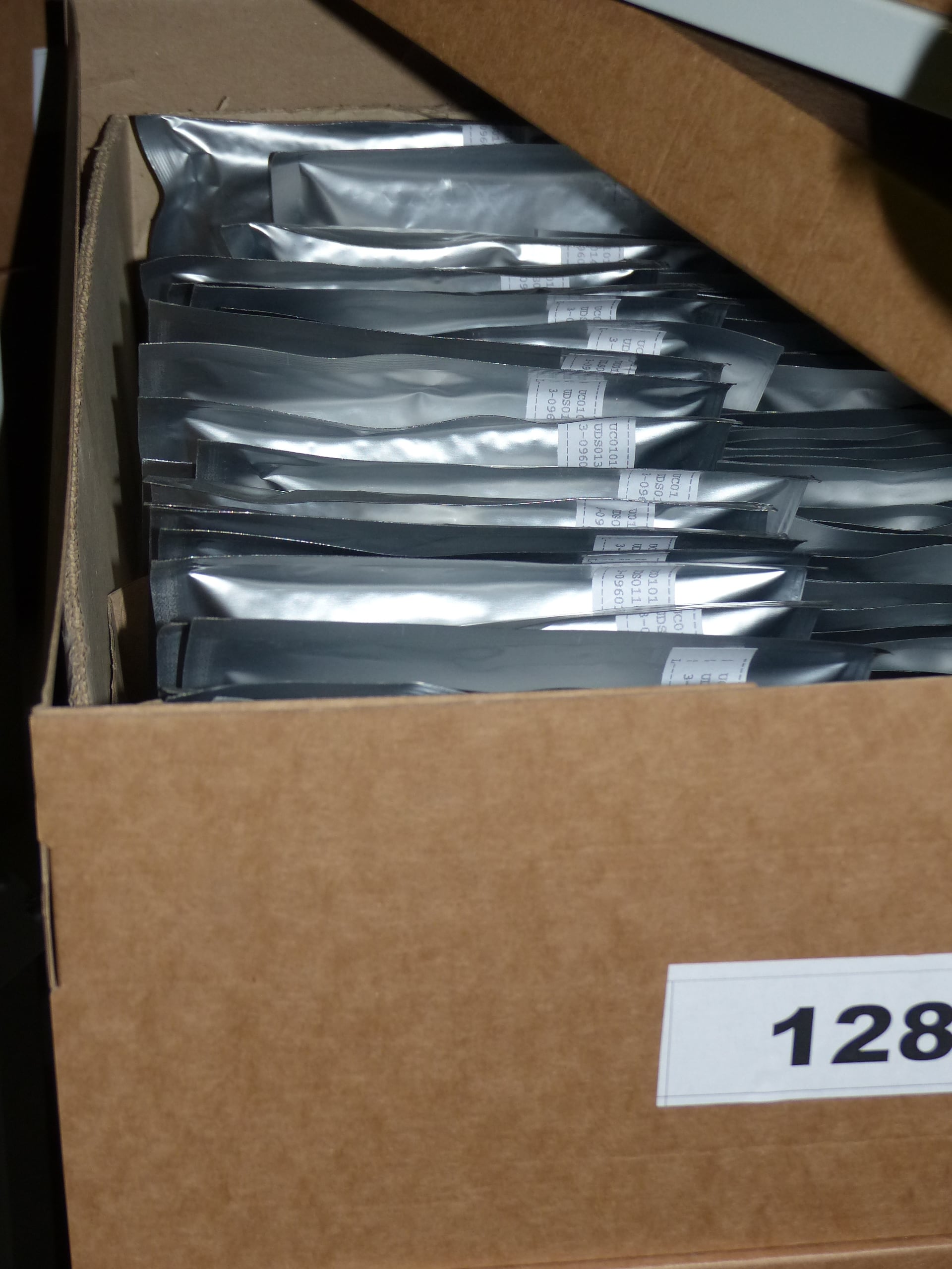 Bolsas con semillas en la cámara frigorífica.