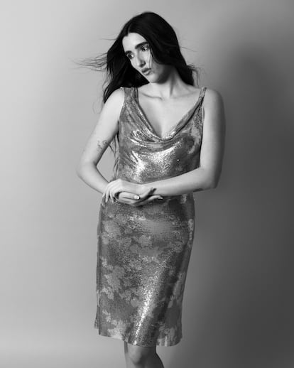 “Bodhiria es un no lugar, un limbo desde el que la protagonista, ÁngelA, ve pasar la vida sin ella”, explica Judeline. ÁngelA es un 'alter ego' en este álbum. En la imagen, lleva vestido metálico de Versace.