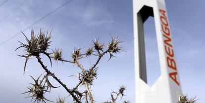 Torre de una planta solar de Abengoa.