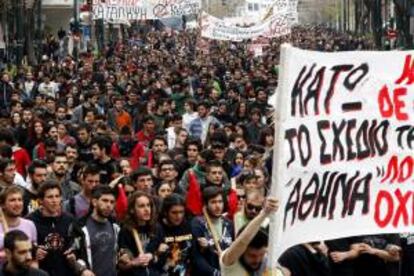 Miles de estudiantes participan en una manifestación en frente del Parlamento griego en Atenas, Grecia. EFE/archivo