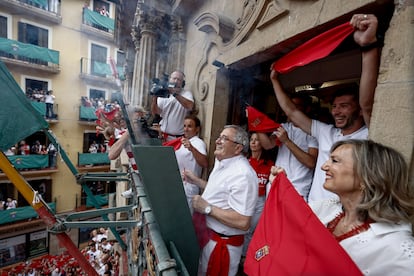 El presidente del Club Atlético Osasuna, Luis Sabalza, ha sido el encargado del lanzamiento del chupinazo desde el balcón principal de la Casa Consistorial de Pamplona.