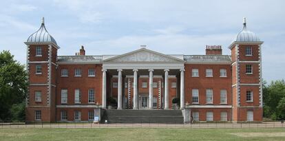 En el pórtico neoclasico de Osterley Park transcurre el baile de la luna llena de la nueva temporada de la serie. Lo diseñó Robert Adam inspirándose en el Pórtico de Octavia (ubicado en Roma).