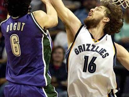 Gasol bloquea un lanzamiento de Andrew Bogut, de los Bucks de Milwaukee.