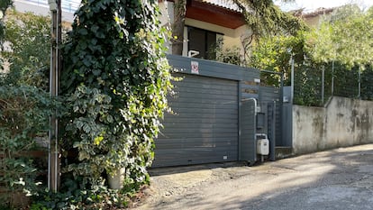 La puerta de la casa de un diplomático italiano en Atenas frente a la que su coche fue vandalizado el 2 de diciembre de 2022. 
