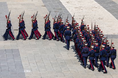 Momento del relevo solemne de la Guardia Real en el Patio de la Armería del Palacio Real de Madrid.