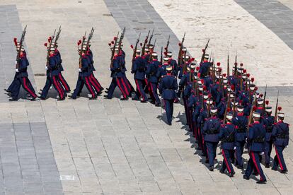 Momento del relevo solemne de la Guardia Real en el Patio de la Armería del Palacio Real de Madrid.