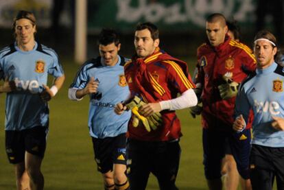 De izquierda a derecha, Torres, Villa, Casillas, Valdés, Ramos, Cesc e Iniesta, en el entrenamiento de ayer en San José.