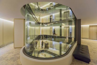 Escalera interior del hotel The One Barcelona. 