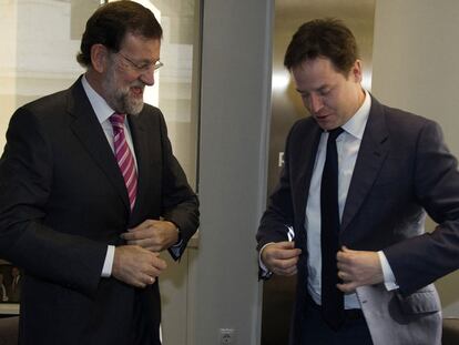 Mariano Rajoy y Nick Clegg, viceprimer ministro británico, en la sede del PP.