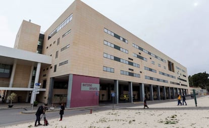 Vista del hospital materno infantil Virgen de la Arrixaca de Murcia, donde dio a luz la menor.