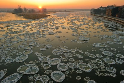 Placas de hielo sobre el río Oder, cerca de Francfort, a primera hora de la mañana del 1 de febrero.