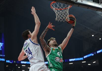 Juancho, ante Osmani, del Efes, en la Euroliga.