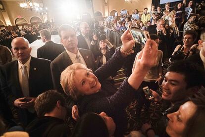 Clinton se autorretrata con asistentes a un acto en Iowa el sábado.